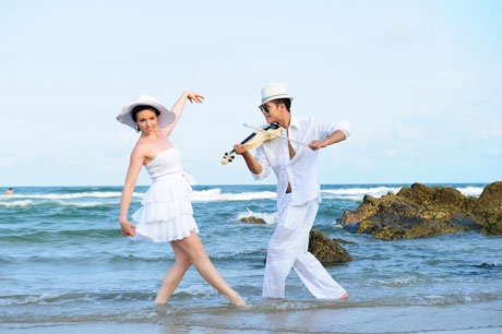 Trương Thế Vinh tình tứ với bạn nhảy trên biển - 6 H.T