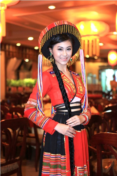 Người đẹp “sống thử” không được thi Hoa hậu dân tộc Việt Nam - 2 BTC cuộc thi chụp ảnh kỷ niệm với thí sinh cuộc thi Hoa hậu các dân tộc Việt Nam 2013