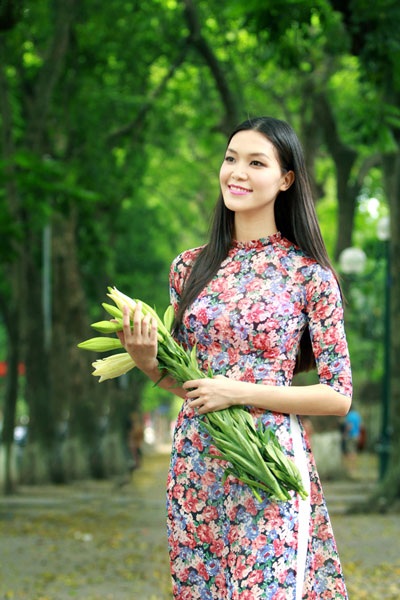 Hoa hậu Thùy Dung duyên dáng áo dài giữa phố Hà Nội - 1 Hà Thanh
