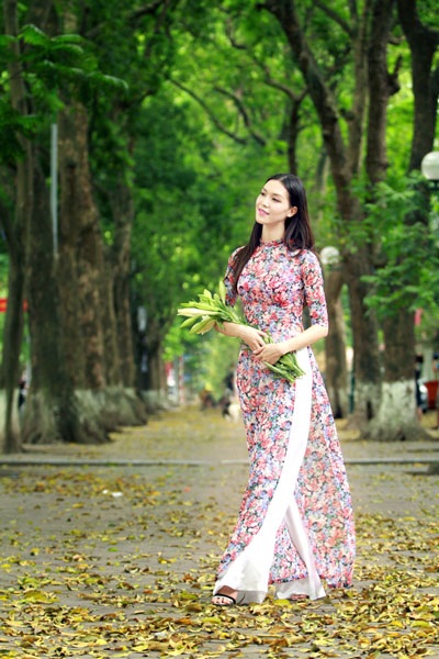 Hoa hậu Thùy Dung duyên dáng áo dài giữa phố Hà Nội - 4 Hà Thanh