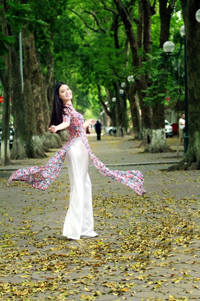 Hoa hậu Thùy Dung duyên dáng áo dài giữa phố Hà Nội - 5 Hà Thanh