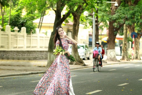 Hoa hậu Thùy Dung duyên dáng áo dài giữa phố Hà Nội - 7 Hà Thanh
