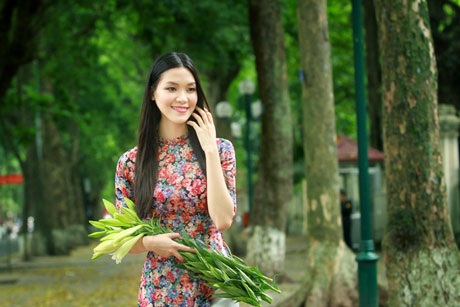 Hoa hậu Thùy Dung duyên dáng áo dài giữa phố Hà Nội - 9 Hà Thanh