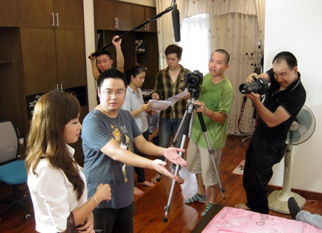 Đạo diễn Nguyễn Hữu Tuấn chỉ đạo trong tập phim Nghĩ tích cực, Sống lạc quan