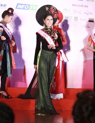 Bạn trai “đại gia” đến cổ vũ Nguyễn Thị Loan thi Hoa hậu - 3 Nguyễn Thị Loan trong phần thi trang phục truyền thống