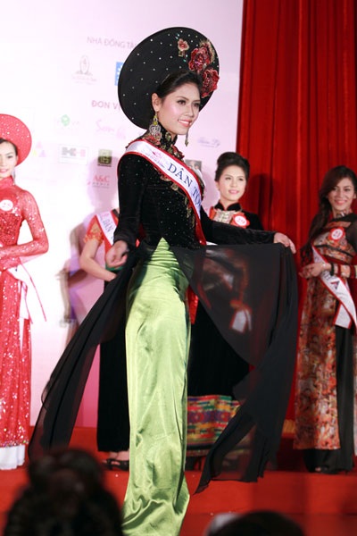 Bạn trai “đại gia” đến cổ vũ Nguyễn Thị Loan thi Hoa hậu - 4 Nguyễn Thị Loan trong phần thi trang phục truyền thống