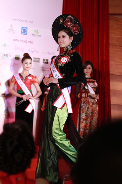 Bạn trai “đại gia” đến cổ vũ Nguyễn Thị Loan thi Hoa hậu - 5 Nguyễn Thị Loan trong phần thi trang phục truyền thống