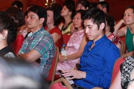 Bạn trai “đại gia” đến cổ vũ Nguyễn Thị Loan thi Hoa hậu - 6 Bạn trai của Nguyễn Thị Loan (áo xanh) ngồi dưới âm thầm cổ vũ, chụp ảnh người yêu