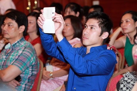 Bạn trai “đại gia” đến cổ vũ Nguyễn Thị Loan thi Hoa hậu - 7 Bạn trai của Nguyễn Thị Loan (áo xanh) ngồi dưới âm thầm cổ vũ, chụp ảnh người yêu