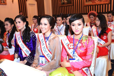 Áo dài dân tộc đặc sắc của thí sinh Hoa hậu dân tộc phía Nam - 1 Các thí sinh tham dự vòng bán kết khu vực phía Nam duyên dáng trong tà áo dài