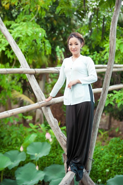 Thúy Nga dịu dàng với áo bà ba - 1 H.T