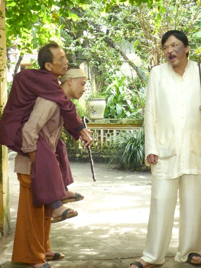 Nghệ sỹ hài nói lời tiễn đưa “trưởng thôn” Văn Hiệp - 1 Diễn viên Bình Trọng cõng nghệ sĩ Văn Hiệp trong một tiểu phẩm