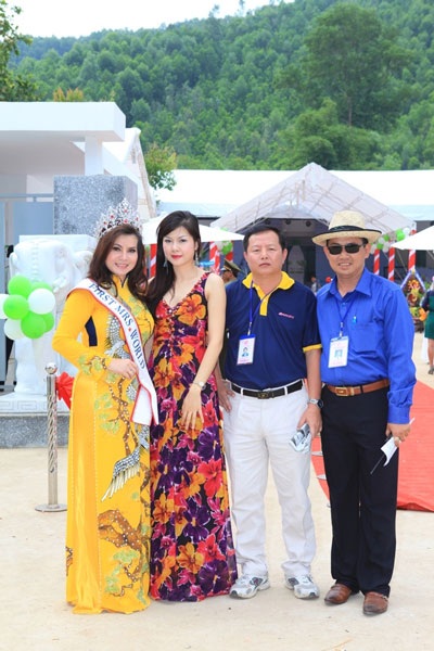Hoa hậu Hoàng Nhung tái xuất vô cùng quyến rũ - 3 Hoàng Nhung (thứ hai từ trái sang) và các thành viên BTC cuộc thi