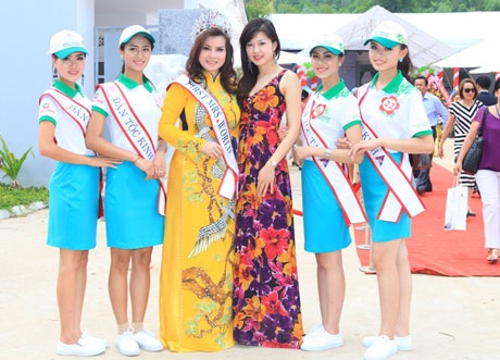 Hoa hậu Hoàng Nhung tái xuất vô cùng quyến rũ - 4 TS. Đệ nhất Hoa hậu Quý bà Thế giới Kim Hồng và cựu Hoa hậu dân tộc Việt Nam cổ vũ các thí sinh