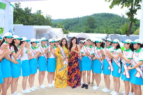 Hoa hậu Hoàng Nhung tái xuất vô cùng quyến rũ - 6 TS. Đệ nhất Hoa hậu Quý bà Thế giới Kim Hồng và cựu Hoa hậu dân tộc Việt Nam cổ vũ các thí sinh