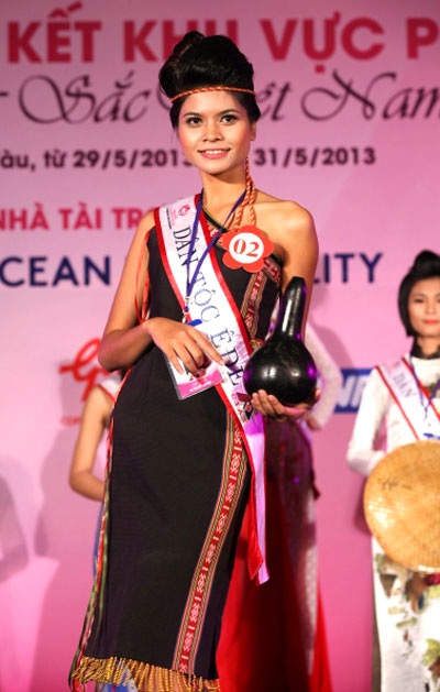 H Tuyết Ayun, dân tộc Ê đê khỏe khoắn trong trang phục dân tộc