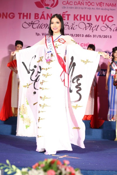 H Tuyết Ayun, dân tộc Ê đê khỏe khoắn trong trang phục dân tộc