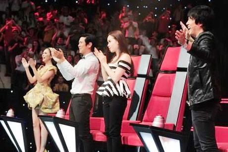 Lưu Hương Giang trắng nõn trong The Voice Kids - 1 Lưu Hương Giang (thứ hai từ phải sang) rất nổi bật trong vai trò nữ HLV The Voice Kids