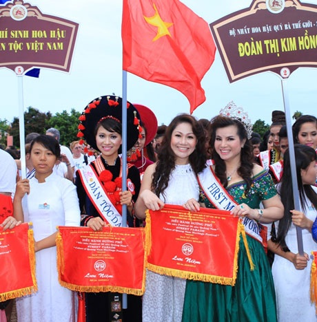 Ngắm thí sinh Hoa hậu dân tộc rực rỡ trong Lễ hội đường phố - 4 Các thí sinh như những bông hoa rực rỡ nhiều hương sắc