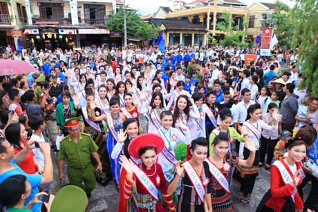 Ngắm thí sinh Hoa hậu dân tộc rực rỡ trong Lễ hội đường phố - 7 Các thí sinh như những bông hoa rực rỡ nhiều hương sắc