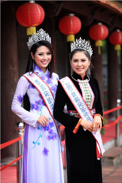 Hoa hậu các dân tộc Việt Nam Ngọc Anh và Á hậu Lò Thị Minh tại Văn Miếu, Quốc Tử Giám, Hà Nội