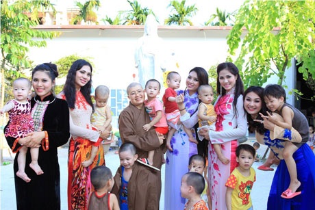 ...cùng giao lưu, sẻ chia và mang tới tiếng cười cho những số phận thiệt thòi này