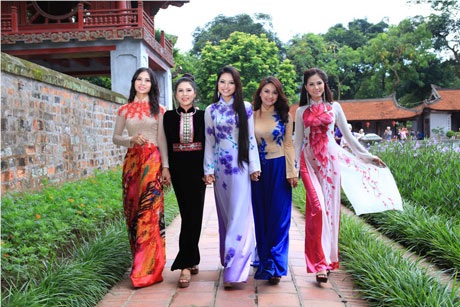 Các Hoa hậu đã tới Văn Miếu- Quốc Tử Giám, trường Đại học đầu tiên của Việt Nam...