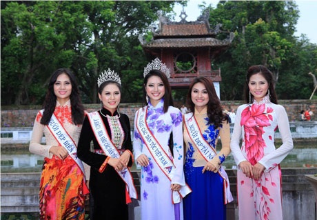 Các Hoa hậu đã tới Văn Miếu- Quốc Tử Giám, trường Đại học đầu tiên của Việt Nam...