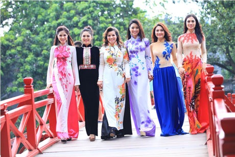 ...thăm quan Hồ Gươm- Đền Ngọc Sơn- Cầu Thê Húc