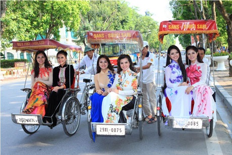 ...và dạo phố bằng những chiếc xe xích lô rất độc đáo và đặc trưng của Hà Nội