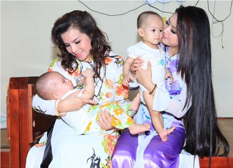 Tân Hoa hậu Ngọc Anh và Quý bà Kim Hồng âu yếm các em nhỏ có hoàn cảnh kém may mắn.