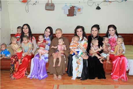 ...và dạo phố bằng những chiếc xe xích lô rất độc đáo và đặc trưng của Hà Nội