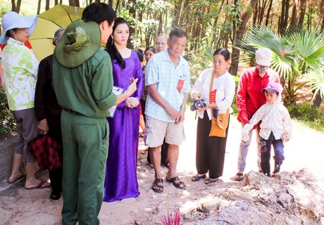 Hướng dẫn viên nhiệt tình kể cho Lý Nhã Kỳ về các cô thanh niên xung phong tuổi đôi mươi