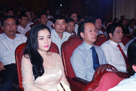 Người đẹp quan tâm đến chương trình xây dựng nông thôn mới ở vùng biên