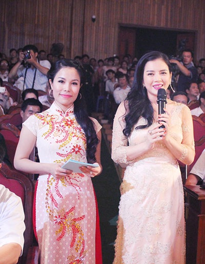 Người đẹp quan tâm đến chương trình xây dựng nông thôn mới ở vùng biên