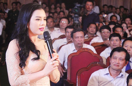 Người đẹp quan tâm đến chương trình xây dựng nông thôn mới ở vùng biên