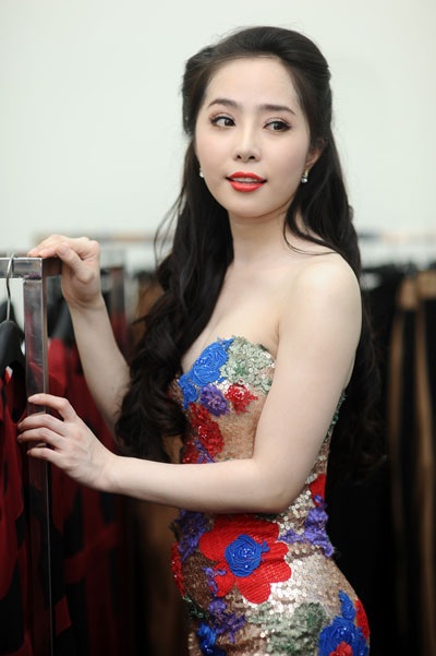 Nổi bật không kém Andre là cá sấu chúa Quỳnh Nga với váy bó, hở vai khoe làn da trắng bóc