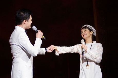Hồng Nhung mặc váy đụp, áo yếm “lên đồng” với “Người Hà Nội” - 3 Hồng Nhung - Quang Dũng thể hiện Nhớ mùa thu Hà Nội