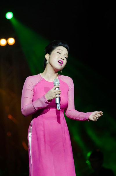 Hồng Nhung mặc váy đụp, áo yếm “lên đồng” với “Người Hà Nội” - 4 Mỹ Linh thăng hoa với Một thoáng Tây Hồ