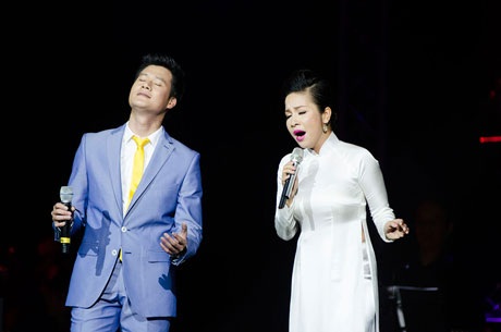 Hồng Nhung mặc váy đụp, áo yếm “lên đồng” với “Người Hà Nội” - 5 Không còn mùa thu là màn song ca ấn tượng của Mỹ Linh - Quang Dũng