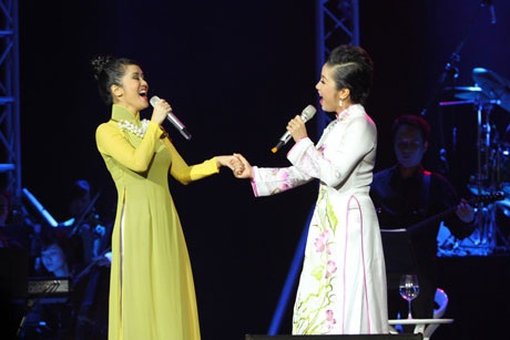Hồng Nhung mặc váy đụp, áo yếm “lên đồng” với “Người Hà Nội” - 7 Ca khúc Người Hà Nội do Hồng Nhung  Mỹ Linh thể hiện