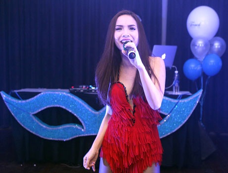 Yến Trang diện váy ngắn cũn cỡn lên sân khấu - 5 Trang phục với thiết kế táo bạo còn giúp Én chị khoe được tấm lưng trần trắng nuột nà