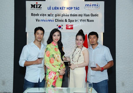 Ngô Thanh Vân tình tứ bên “tình cũ” Johnny Trí Nguyễn - 5 Cặp đôi đẹp một thời cùng nhau chụp hình lưu niệm với chị Diễm Hằng (thứ hai từ phải sang)
