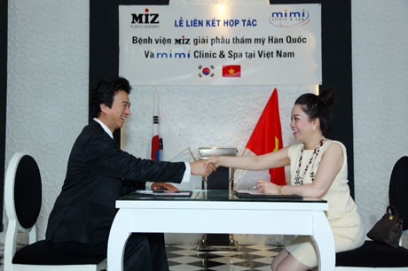 Ngô Thanh Vân tình tứ bên “tình cũ” Johnny Trí Nguyễn - 7 Lễ ký kết giữa Mimi spa và bệnh viện MIZ