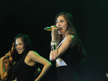 Ca sĩ Thủy Tiên biểu diễn trong chương trình