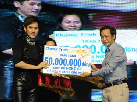 Ca sĩ Thủy Tiên biểu diễn trong chương trình