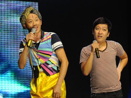 Ca sĩ Thủy Tiên biểu diễn trong chương trình