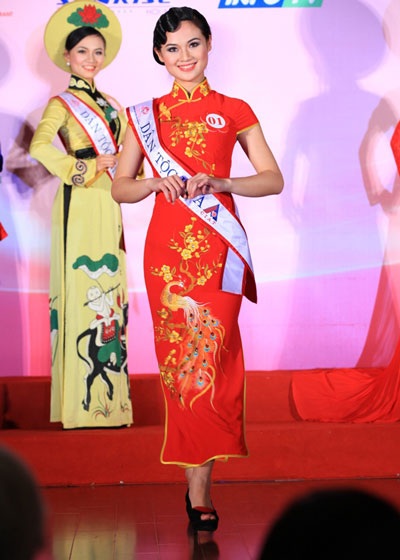 Hoàng Thị Kiều Anh, dân tộc Hoa trong trang phục đỏ rực rỡ