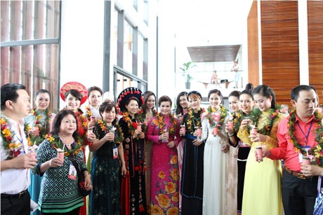 Chính thức khởi động vòng chung kết Hoa hậu Dân tộc 2013 - 1 Quý bà Kim Hồng (giữa) và các thí sinh tham dự vòng chung kết cuộc thi Hoa hậu các dân tộc Việt Nam