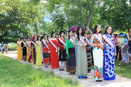 Trước khi tham gia bảo vệ môi trường ở Cù Lao Chàm, các thí sinh đi thăm làng lụa Hội An...